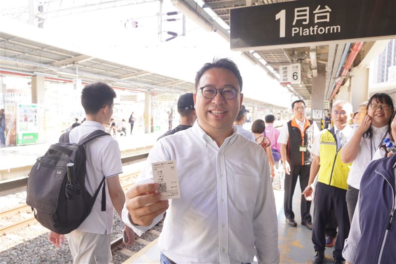 台鐵平鎮臨時站3日通車,黃世杰與陳世凱搭車進站。(圖/黃世杰競選辦公室提供)