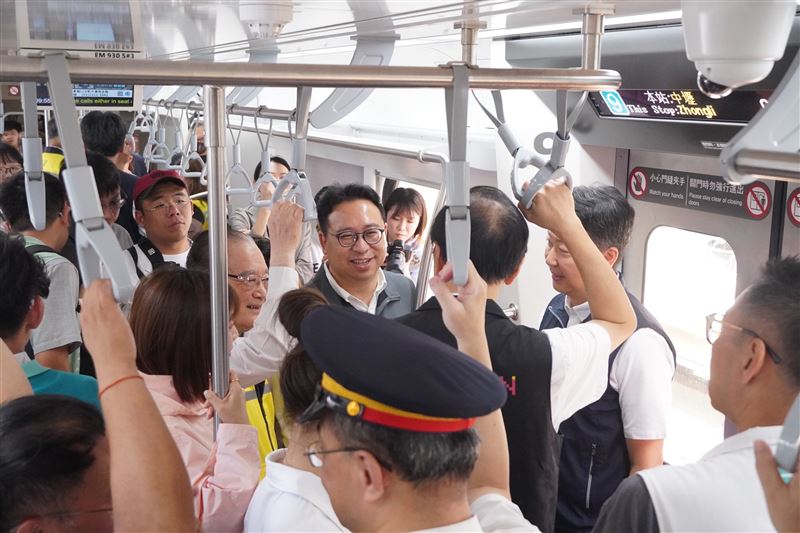 台鐵平鎮臨時站3日通車,黃世杰與陳世凱搭車進站。(圖/黃世杰競選辦公室提供)