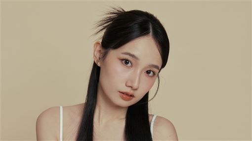 一支片炸出百萬讚！23歲女星驚人背景曝光