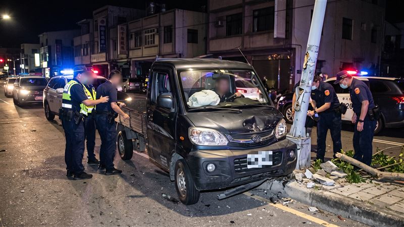 台東陳姓棒球隊教練酒駕上路,拒檢逃逸,於市區巷弄高速逃逸、波及他人建物圍牆及人行道石墩,最終把車撞爛被捕。(示意圖/AI製圖)
