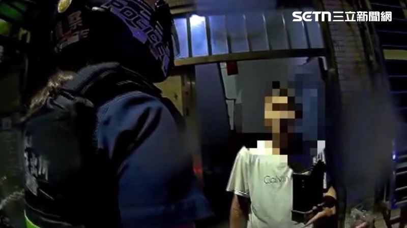 新北市淡江大學周遭晚間出現一名男子,不只當街持刀,甚至朝空中噴灑辣椒水,讓一名路過女騎士眼睛劇烈疼痛