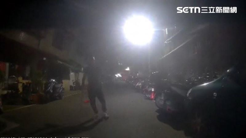 男子坐在地上鬼吼鬼叫,看到騎士經過竟然還想拿掃把追打