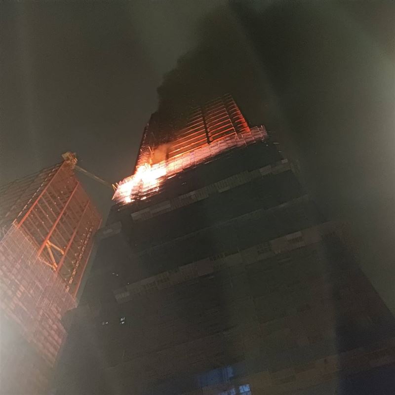 建案工地大火情形。(圖/翻攝畫面)