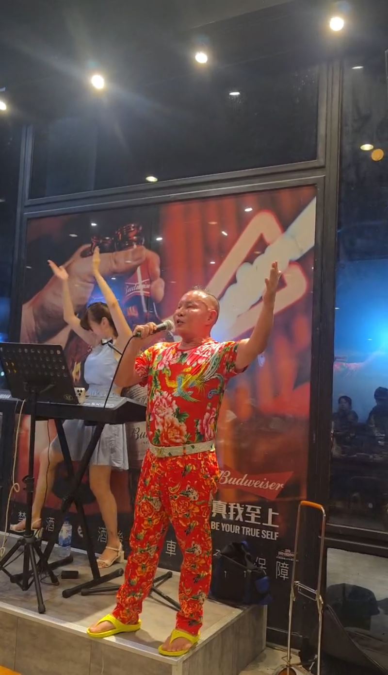 喜歡唱歌的胡漢龑,日前也在熱炒店高歌好幾曲。(圖/胡漢龑提供)