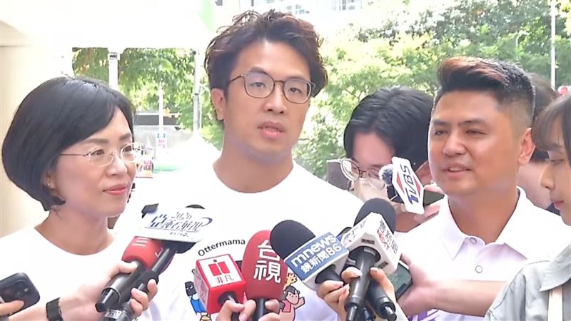 逸祥扮「沈脖癢」挨轟醜化　沈伯洋幫緩頰