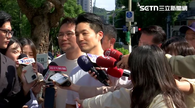 沈伯洋評「被發言人牆圍住」　蔣萬安笑了