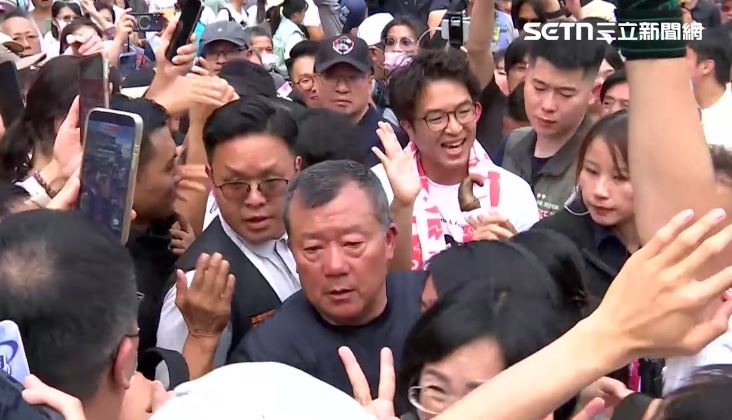 三峽洋流慧聚擠爆　沈伯洋啃金牛角掃街