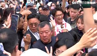 三峽洋流慧聚擠爆　沈伯洋啃金牛角掃街