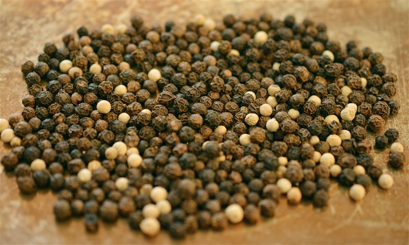 黑胡椒不只提味，研究發現，聞其香氣可能有助減緩急性壓力。營養師老辜建議，心情煩悶時可在料理中撒些黑胡椒，透過香氣轉換心情。（示意圖／PIXABAY）