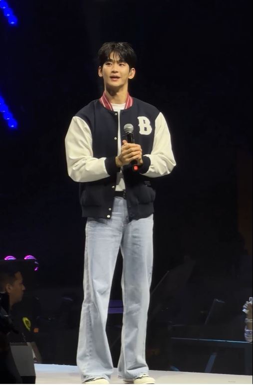 金秀賢看到全場這麼多粉絲吶喊,險些崩不住。(圖/翻攝自X@benchtm)