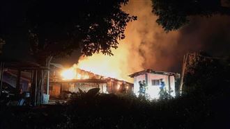 嘉義民宅惡火燒2戶！急撤住戶1男送醫