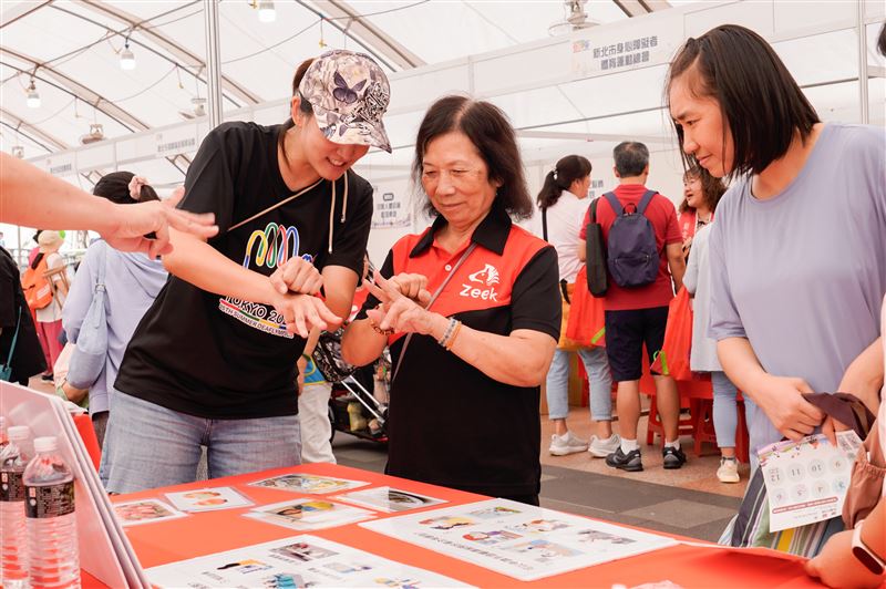 新北市府於市民廣場舉辦第九屆身心障礙綜合成果展。(圖/新北市政府提供)