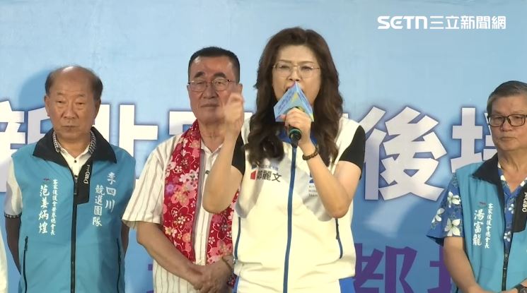 鄭麗文跟李四川說，「欸我前不久才去小琉球過夜欸！我遇到你的很多鄰居欸呵呵呵！」（圖／翻攝畫面）