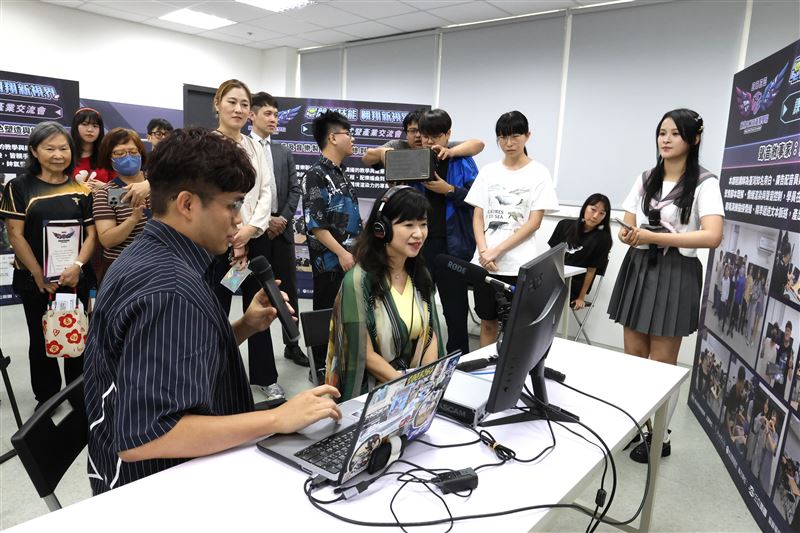 盛局長參觀學員成果展示,聆聽作品創作理念及課程學習成果,鼓勵學員將所學專業投入未來創作與職涯發展。(圖/新北市府經發局提供)