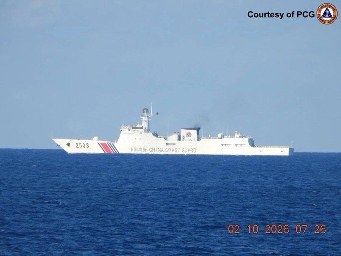 菲律賓海岸警衛隊(PCG)持續監視中國研究船「嘉海科7號」及其兩艘護航的中國海岸警衛隊船隻。(圖/翻攝自X平台 @News5PH)