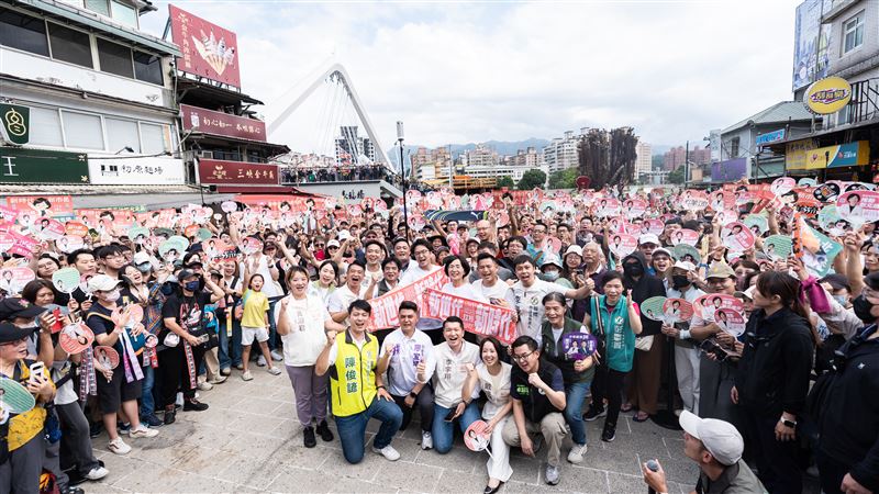 沈伯洋、蘇巧慧在三峽「洋流慧聚」,清水祖師廟前廣場湧入許多支持者(圖/蘇巧慧競辦提供)
