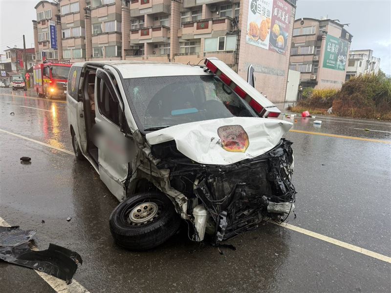 肇事的民間救護車。(圖/翻攝畫面)