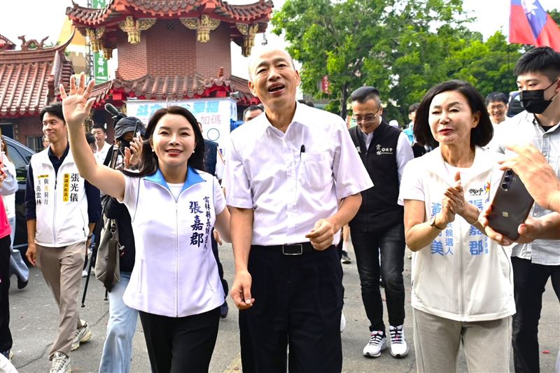 韓國瑜是雲林女婿,人氣相當旺,和張嘉郡、黃尤美到廟口拜票。(圖/張嘉郡提供)