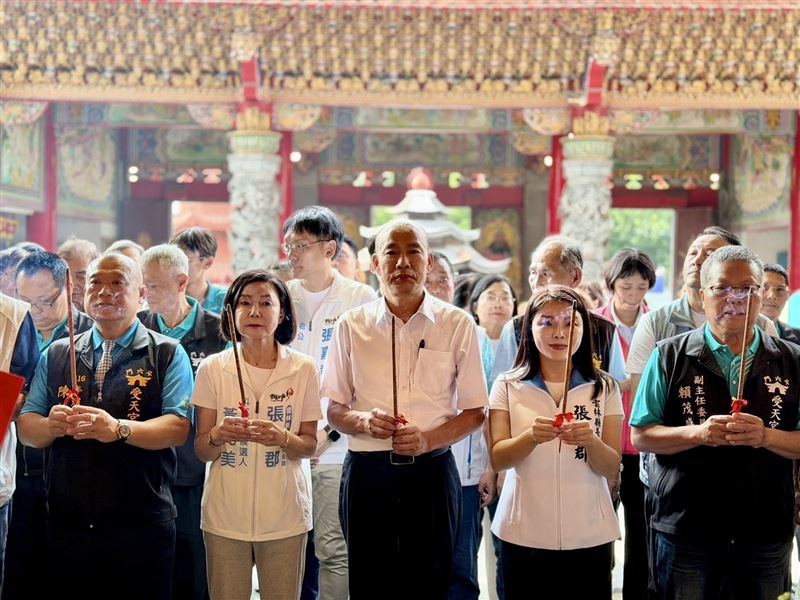 韓國瑜陪張嘉郡、黃尤美斗六參香。(圖/張嘉郡提供)