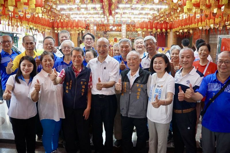 韓國瑜和福德宮主委,在地鄉紳、民代大合照。(圖/張嘉郡提供)