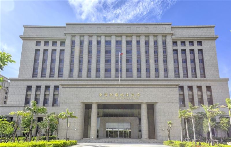 桃園市警局交通大隊一名曾姓員警,對3名嚴重違規的駕駛人開罰單時放水,全案曝光後,被桃園地院依圖利罪判處有期徒刑2年。(翻攝畫面)