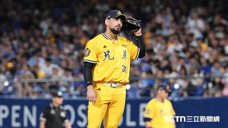 中信兄弟換上勝騎士中繼登板。(圖/記者劉彥池攝影)