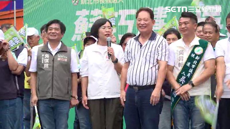 民進黨參選人蘇巧慧出席議員參選人的競總成立大會，前國民黨立委盧嘉辰現身力挺