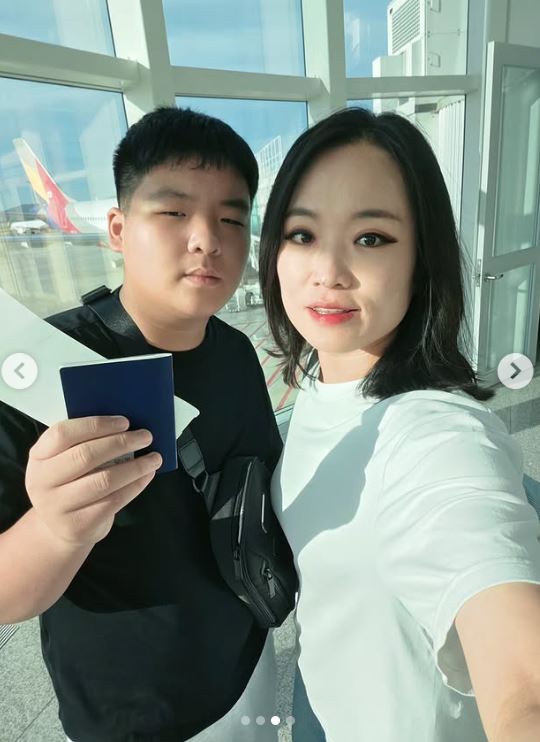 鄭智善分享與兒子搭機同行的照片。（圖／翻攝自IG）