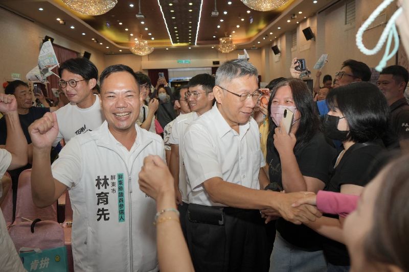民眾黨創黨主席柯文哲(前左2)、民眾黨主席黃國昌(後左2)3日齊赴屏東,為民眾黨屏東縣議員參選人林育先(前左1)等人輔選,支持者熱情迎接