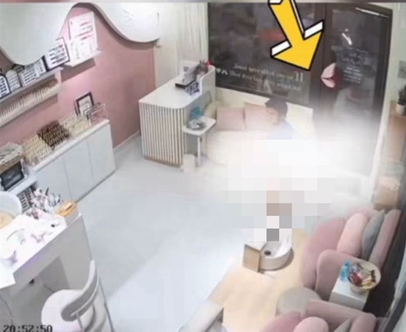 身穿藍衣的男子推門而入後,就直接跪地進行猥褻動作。(圖/翻攝自X平台@tamdi9999帳號)