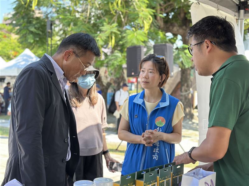 經濟部中小及新創企業署署長李冠志(西裝者)觀賞成果。(圖/翻攝畫面)