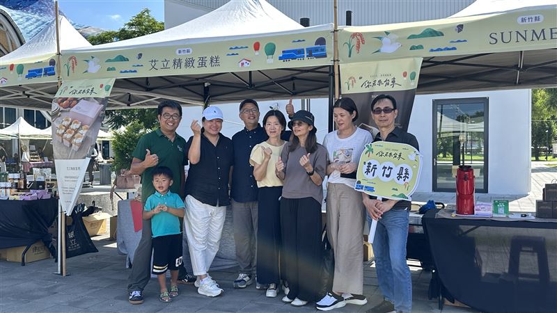 新竹縣今年3家獲114年度地方型SBIR獲補助企業代表合影。(圖/翻攝畫面)