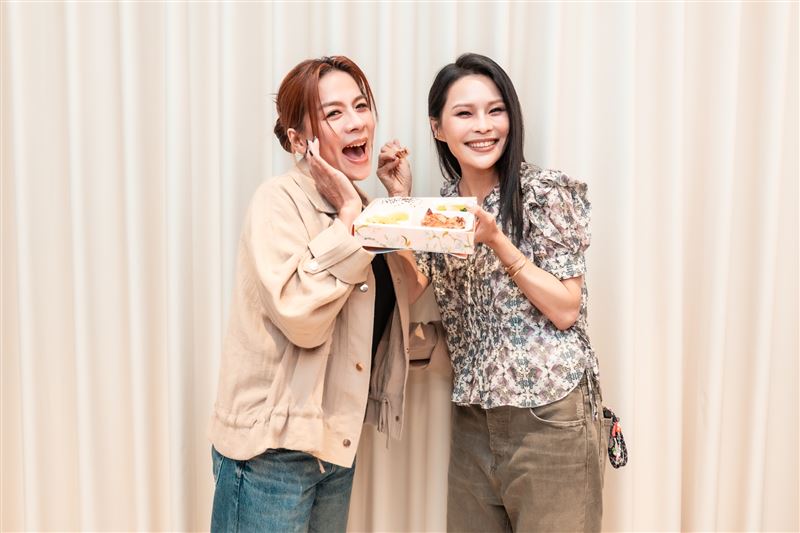 周蕙探班江美琪,送上去骨排骨飯。(圖/星統寰宇 提供)