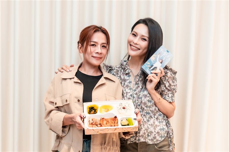 周蕙探班江美琪,送上去骨排骨飯。(圖/星統寰宇 提供)