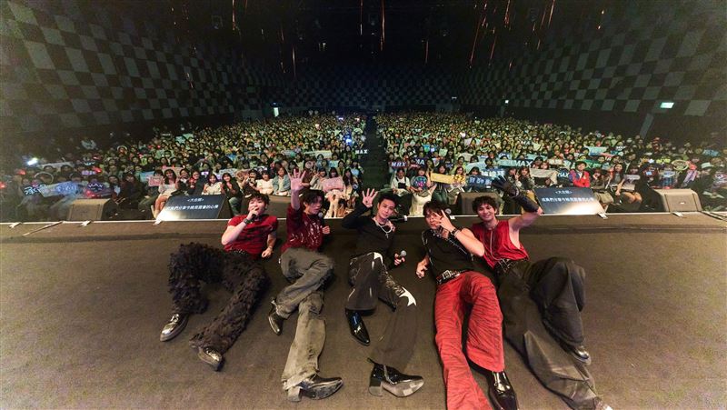 FEniX全員合體開唱　狂飆近20首金曲嗨翻