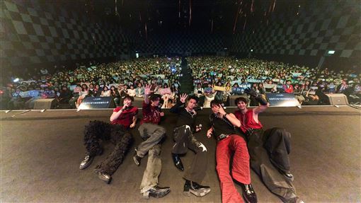 FEniX全員合體開唱　狂飆近20首金曲嗨翻