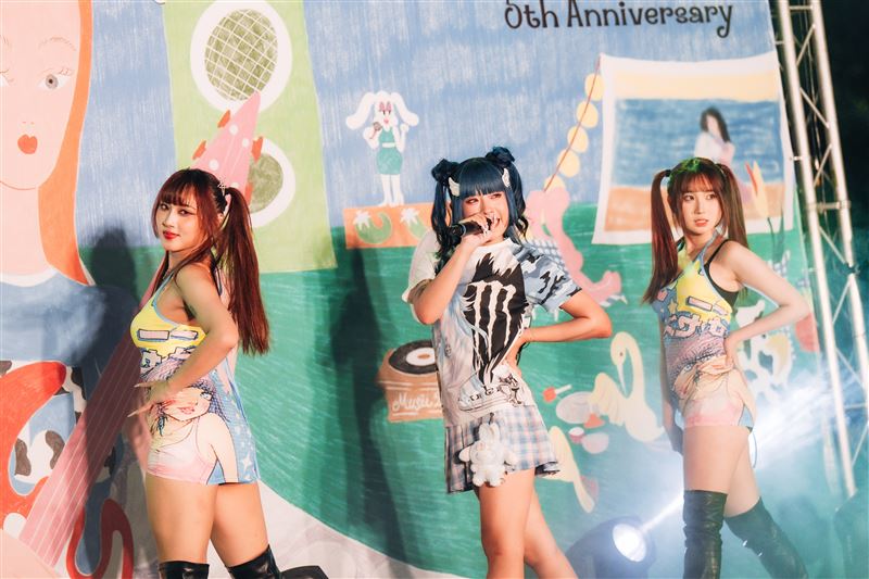 北流文化館五週年開桌辦桌!C.Holly、小尾巴、小熱唱輪番嗨唱。(圖/北流提供)