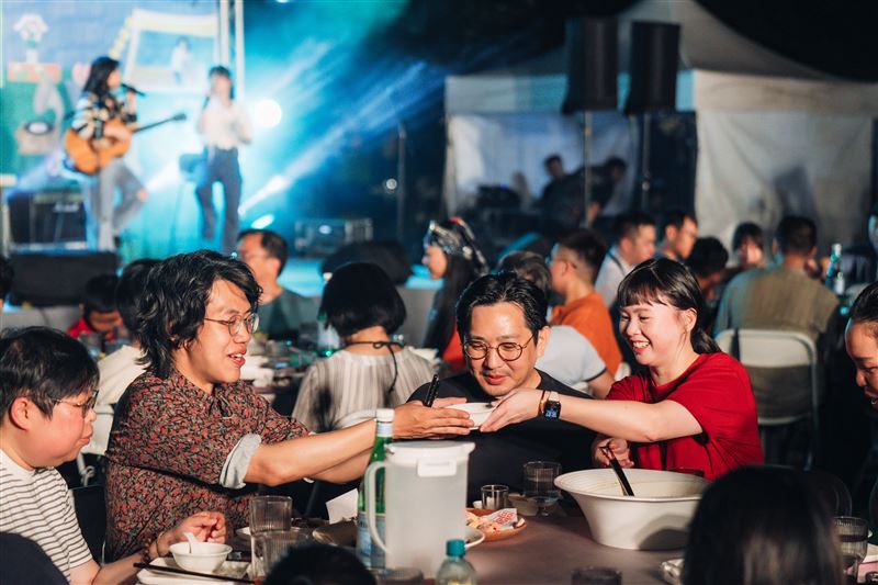 北流文化館五週年開桌辦桌!C.Holly、小尾巴、小熱唱輪番嗨唱。(圖/北流提供)
