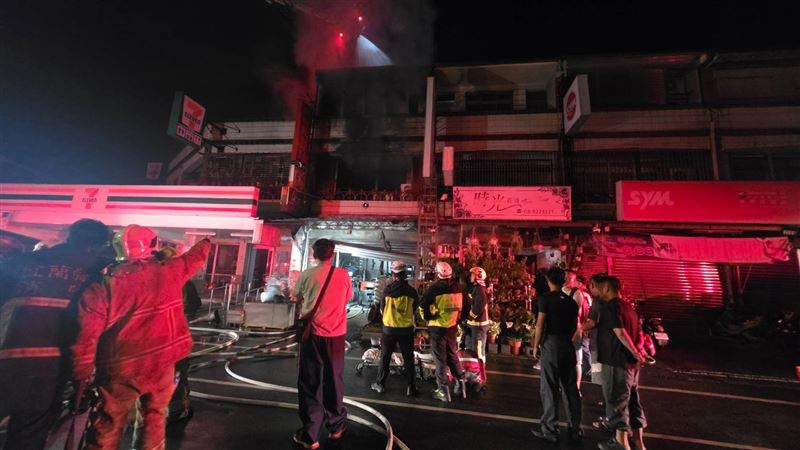 51歲游姓屋主自行脫困,曾試圖回火場救援,但被濃煙遮蔽。(圖/翻攝畫面)