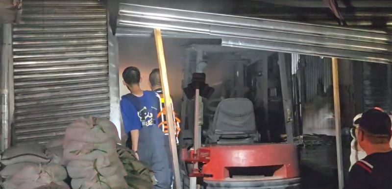 員山國中校長轉述導師內容，媽媽打電話給她說，一樓起火了，他們在三樓的角落等待救援。（圖／翻攝畫面）
