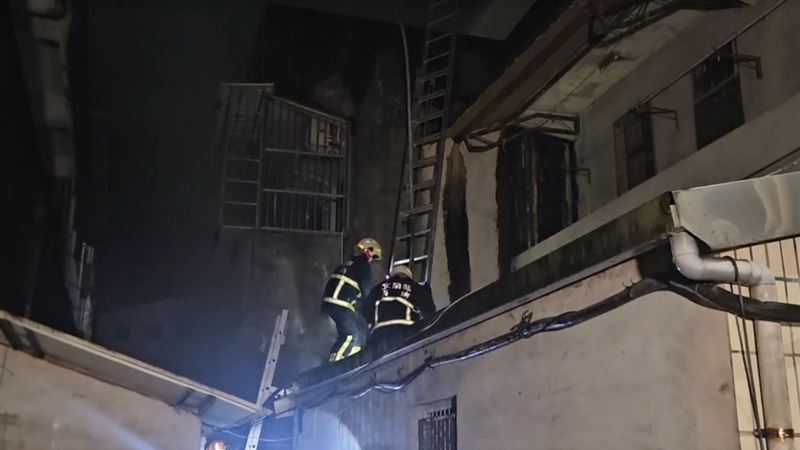 原本在火場受困的4人陸續被消防員救出,當下都無呼吸心跳,送醫搶救仍不治。(圖/翻攝畫面)
