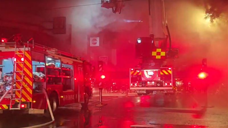 建材行內疑因放置有機溶劑,不僅導致火勢迅速延燒,還讓火警搶救難度提升。(圖/翻攝畫面)