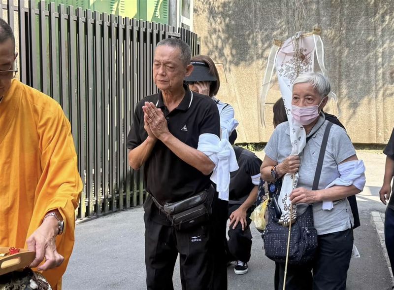 鄭平君送弟弟最後一程。(圖/翻攝自臉書)