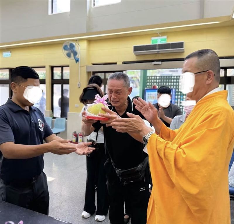 鄭平君63歲胞弟心梗猝逝家中。(圖/翻攝自臉書)