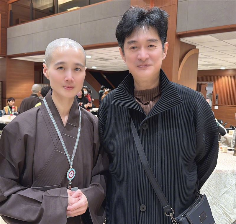 黃安妹妹(左)出家,法號星永法師。(圖/翻攝自微博)