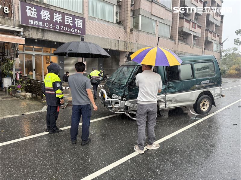 廂型車駕駛輕傷送醫。（圖／記者呂彥攝影）