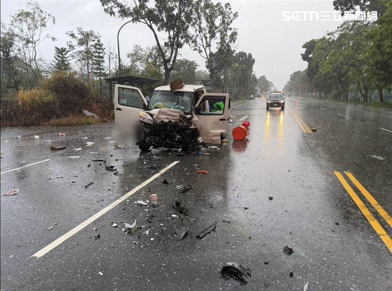 小貨車車頭嚴重潰縮，駕駛被緊急送醫救治仍宣告不治。（圖／記者呂彥攝影）