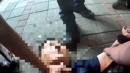 路倒醉翁打醉拳　接連攻擊救護員跟執勤警
