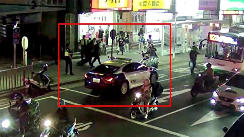 警方準備將鍾翁帶回派出所。（圖／翻攝畫面）