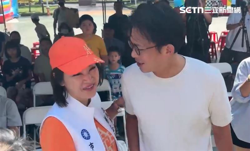 柯志恩今日再和民眾黨主席黃國昌一同出席林于凱競選總部成立大會,雙方有說有笑,談到競爭對手賴瑞隆,兩人砲火全開、口徑一致。(圖/翻攝畫面)